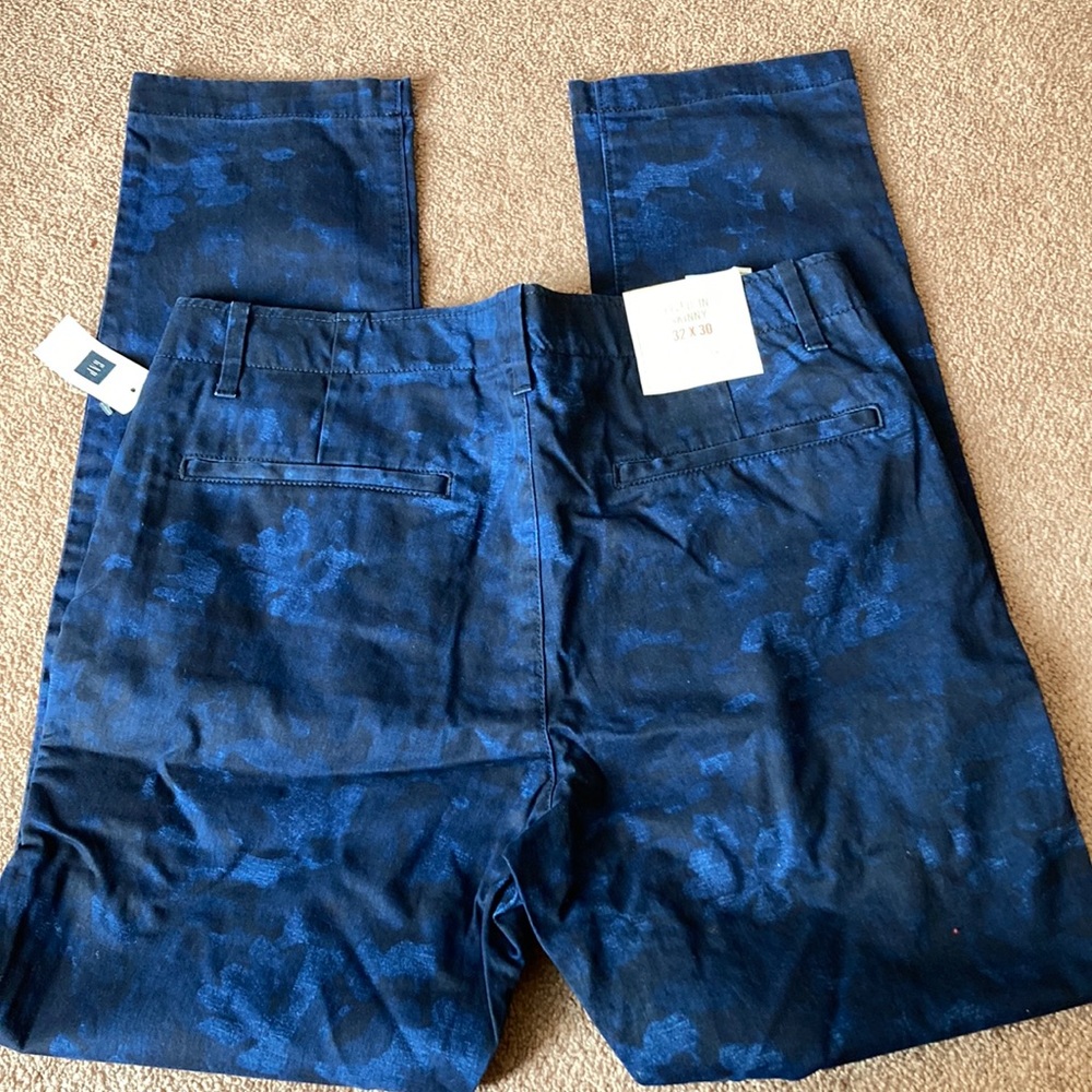 GAP Men's Blue Camouflage Chino Pants - Picture 3 of 5